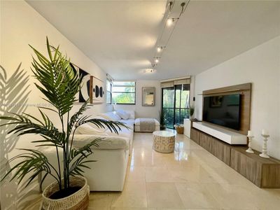 2030 - 55 Ocean Lane Dr, Condo with 1 bedrooms, 1 bathrooms and null parking in Key Biscayne FL | Image 2