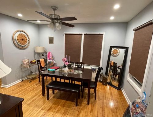 5 Sapir St, Valley Stream, NY, 11580-3907 | Card Image