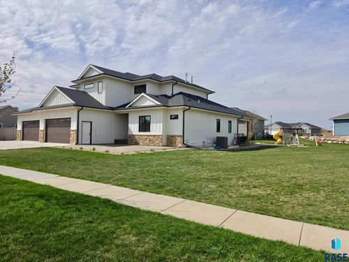 2816 E Sunflower Cir, Brandon, SD, 57005-6707 | Card Image