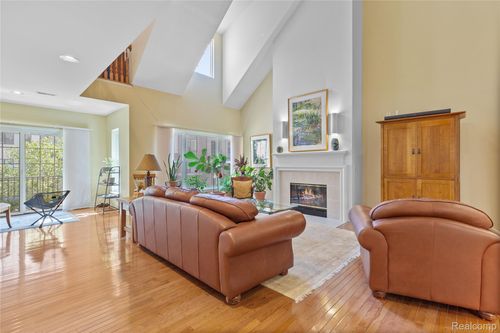 130 Tiffany Ln, Royal Oak, MI, 48067-3272 | Card Image