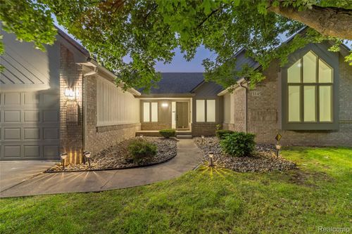 3145 Point Of The Woods Dr, West Bloomfield, MI, 48324-2152 | Card Image