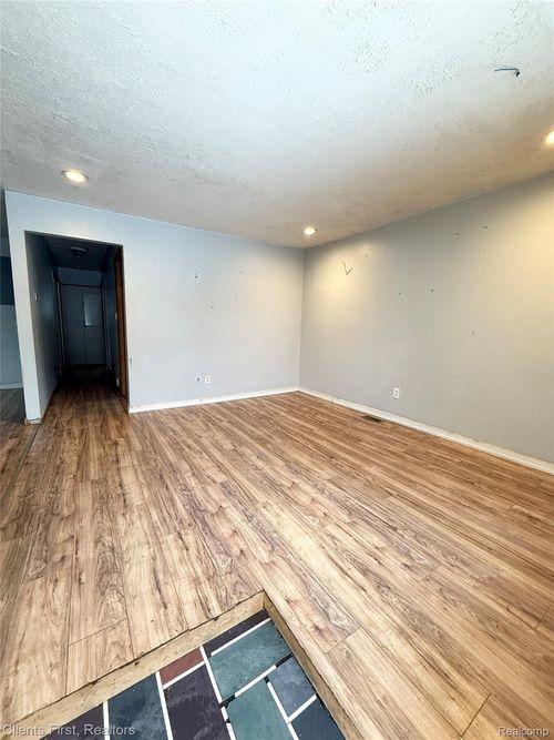 6090 Penrod St, Detroit, MI, 48228-3870 | Card Image