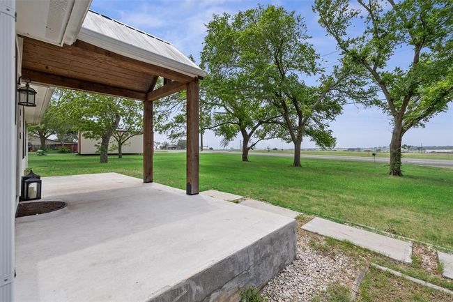 5530 Us Highway 90 A W, House other with 4 bedrooms, 2 bathrooms and 2 parking in Shiner TX | Image 4