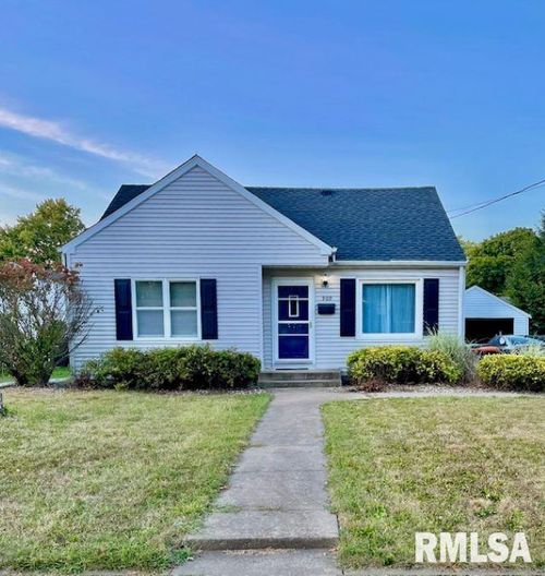 909 Eldridge St, Washington, IL, 61571-2821 | Card Image