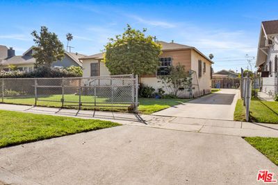 W 52nd Street, Home with 5 bedrooms, 2 bathrooms and 2 parking in Los Angeles CA | Image 3