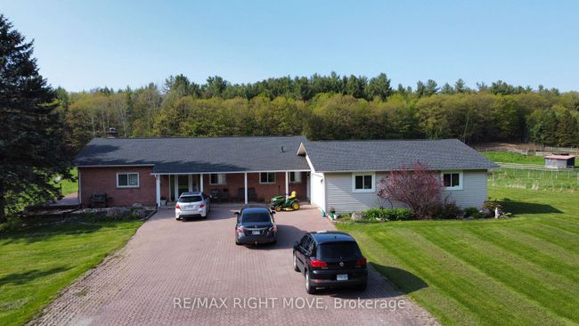 1120 Golden Beach Rd, House other with 2 bedrooms, 5 bathrooms and 13 parking in Bracebridge ON | Image 1