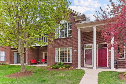 1637 Deepwood Cir, Rochester, MI, 48307-6097 | Card Image