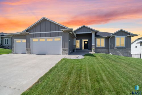 2705 S Faith Ave Avenue, Sioux Falls, SD, 57110-3202 | Card Image
