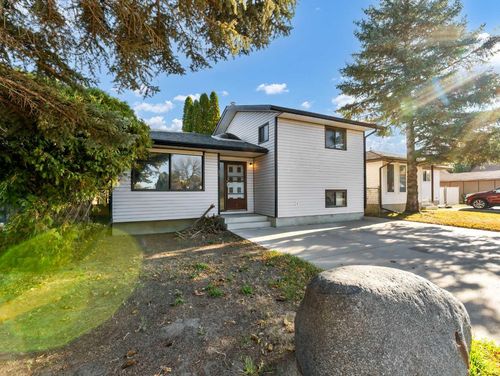 35 Strong Ave Se, Medicine Hat, AB, T1B3E8 | Card Image