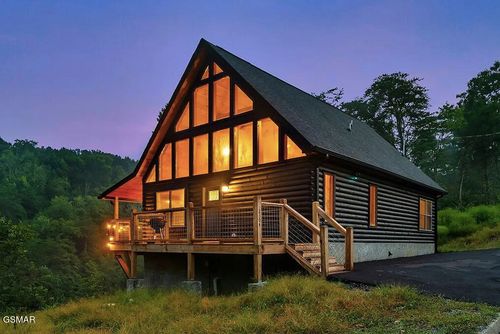 2304 Wingspan Dr, Sevierville, TN, 37876-8011 | Card Image