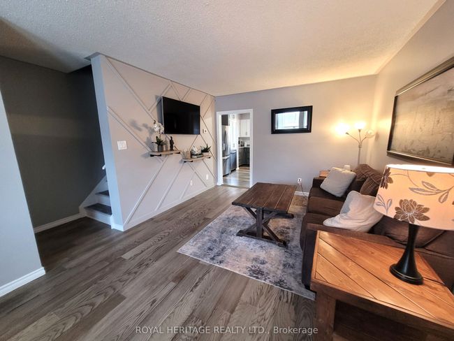 681 Athol St E, House attached with 4 bedrooms, 2 bathrooms and 5 parking in Oshawa ON | Image 6