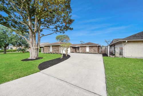 7102 Log Hollow Dr, Houston, TX, 77040-1805 | Card Image