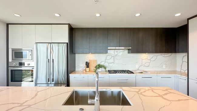 4702 - 567 Clarke Rd, Condo with 3 bedrooms, 2 bathrooms and 2 parking in Coquitlam BC | Image 4