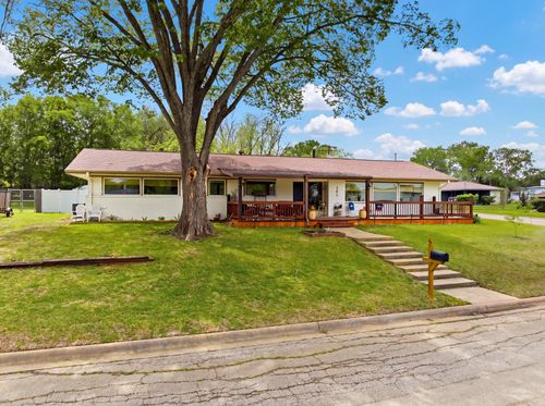 305 N Harvey St, Caldwell, TX, 77836-1557 | Card Image