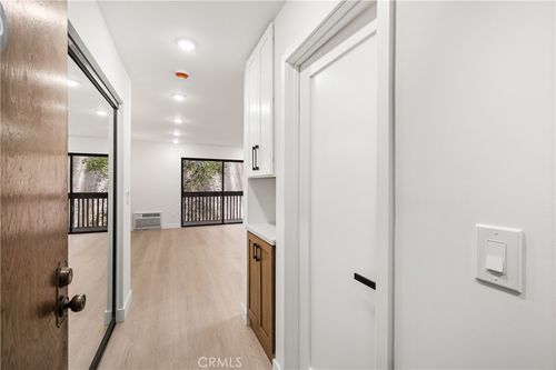 250f-22100 Burbank Blvd, Woodland Hills, CA, 91367-6251 | Card Image