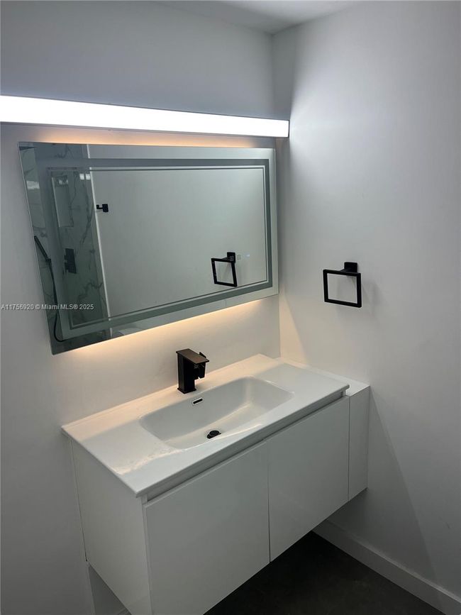 APT-702 - 1000 West Ave, Condo with 2 bedrooms, 2 bathrooms and null parking in Miami Beach FL | Image 23