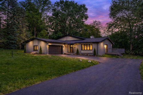 4389 Charing Way, Bloomfield Hills, MI, 48304-3001 | Card Image