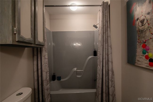 Bathroom with toilet and shower / bath combo with shower curtain | Image 21