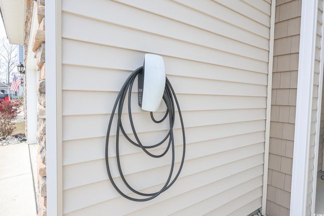 View of exterior details | Image 30