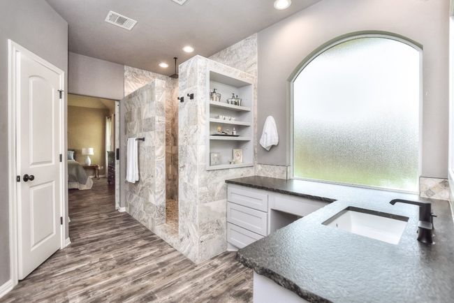 Primary Bathroom | Image 24