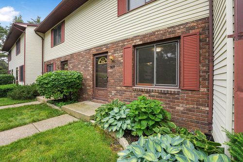 3855 Hammond Rd E, Traverse City, MI, 49686-9130 | Card Image