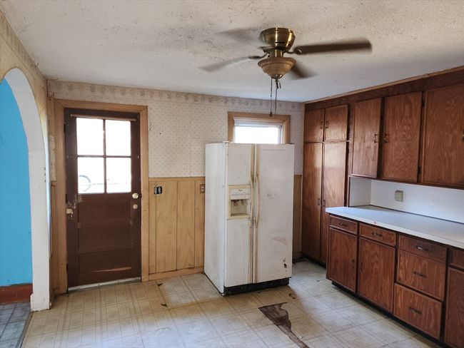 97 Parallel St, House other with 4 bedrooms, 1 bathrooms and 2 parking in Springfield MA | Image 5