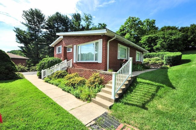 Perennials line the side of the house. | Image 34