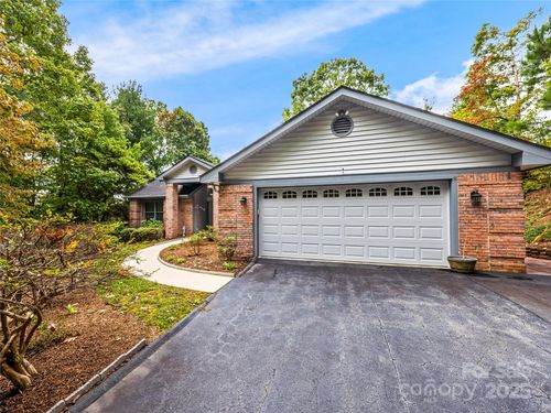 811 Sunlight Ridge Dr, Hendersonville, NC, 28792-8215 | Card Image