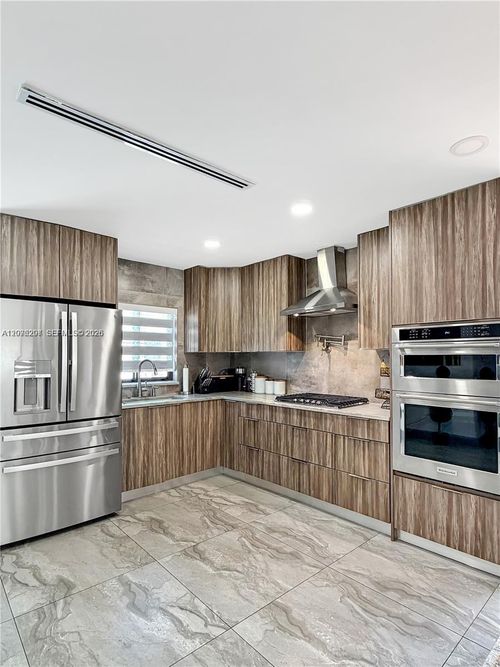 233 W 39th Pl, Hialeah, FL, 33012-4337 | Card Image