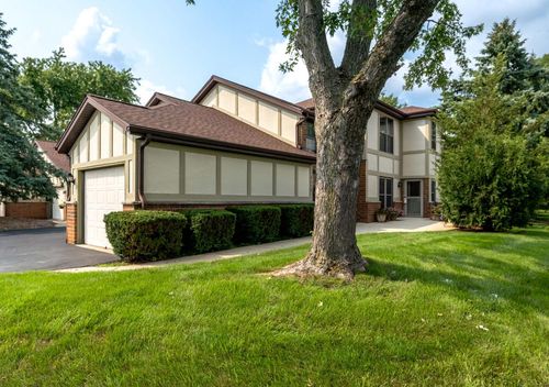 8110 S Forest Hills Circle, Franklin, WI, 53132 | Card Image