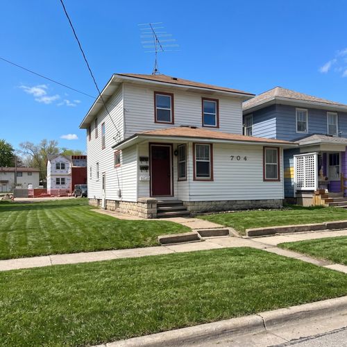 704 W 1st St, Waterloo, IA, 50701-5904 | Card Image