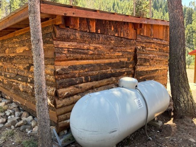 Exterior view of gas tank | Image 32