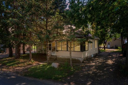 720 Bluff Ave E, Shakopee, MN, 55379-1538 | Card Image