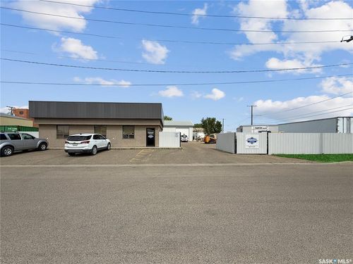 37 5th Ave Nw, Swift Current, SK, S9H4T4 | Card Image