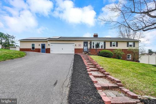 231 Kirsta Ln, DALLASTOWN, PA, 17313-9218 | Card Image