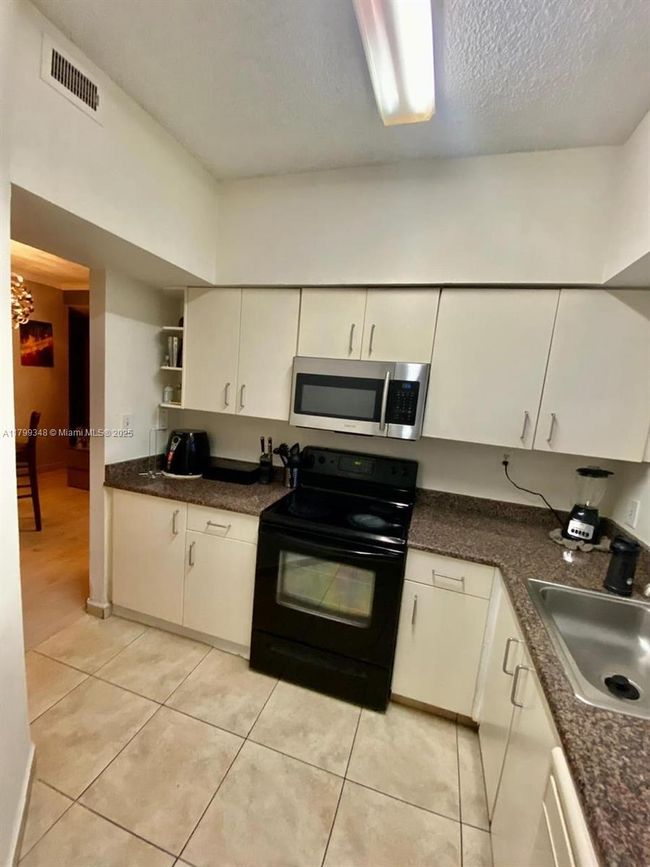 E12 - 640 Cypress Club Way, Condo with 2 bedrooms, 2 bathrooms and null parking in Deerfield Beach FL | Image 4