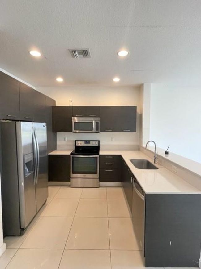 3515 Nw 13 Th St, Townhouse with 3 bedrooms, 3 bathrooms and null parking in Lauderhill FL | Image 4