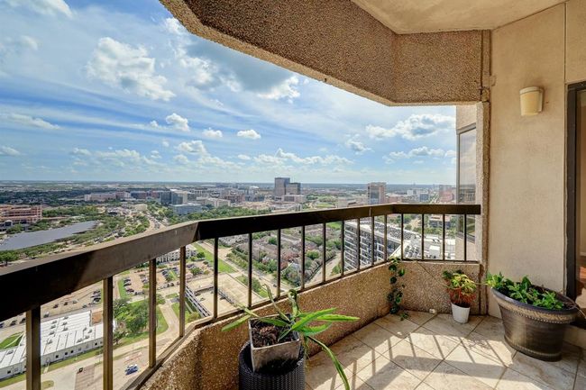 Private balcony - amazing views from 33rd floor | Image 10