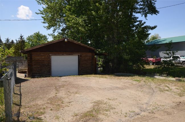 Parking in front of garage | Image 48