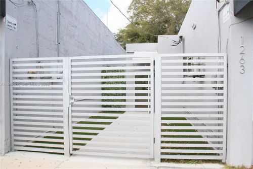 0-1263 Nw 29th St, Miami, FL, 33142-6617 | Card Image