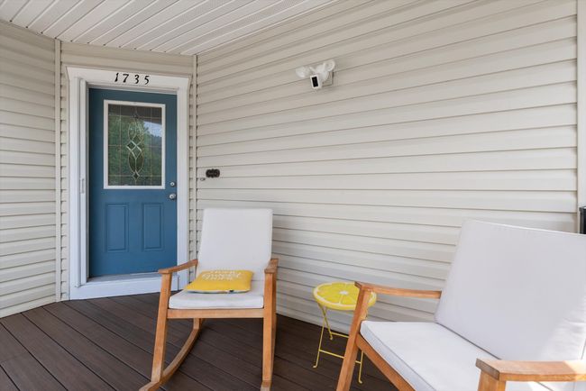 Covered front porch and entry | Image 7