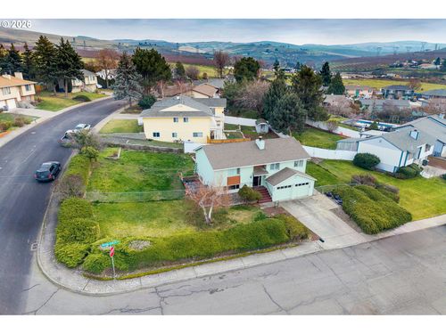 3540 Royal Crest Dr E, The Dalles, OR, 97058-9752 | Card Image