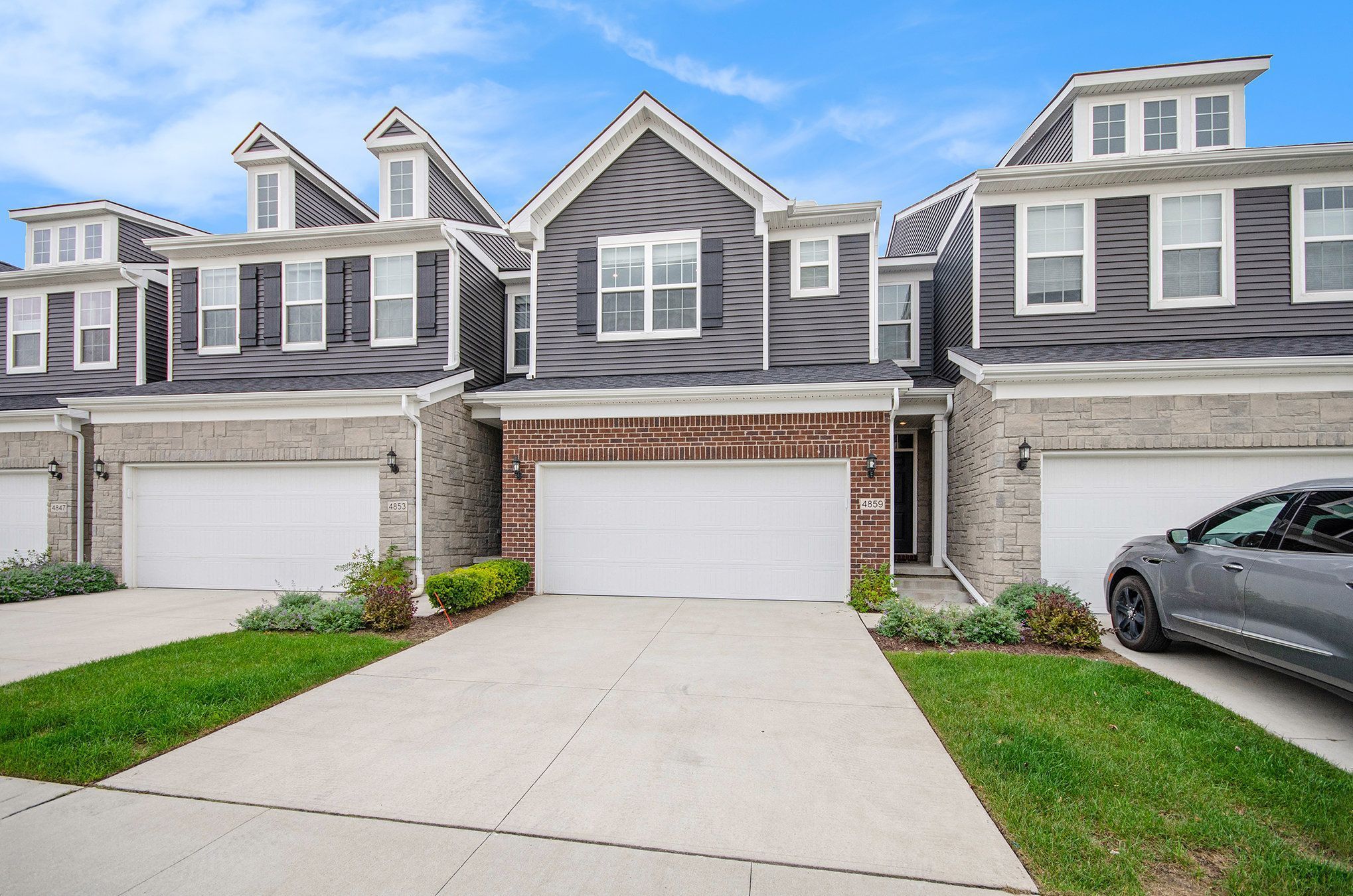 Broomfield Way, Lake Orion, MI 48359