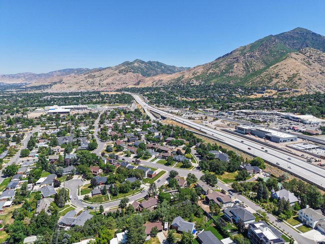 Aerial overview of property's location featuring a mountain backdrop and nearby suburban area | Image 86