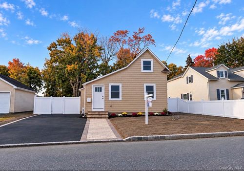 43 Old Commack Road, Smithtown, NY, 11754 | Card Image