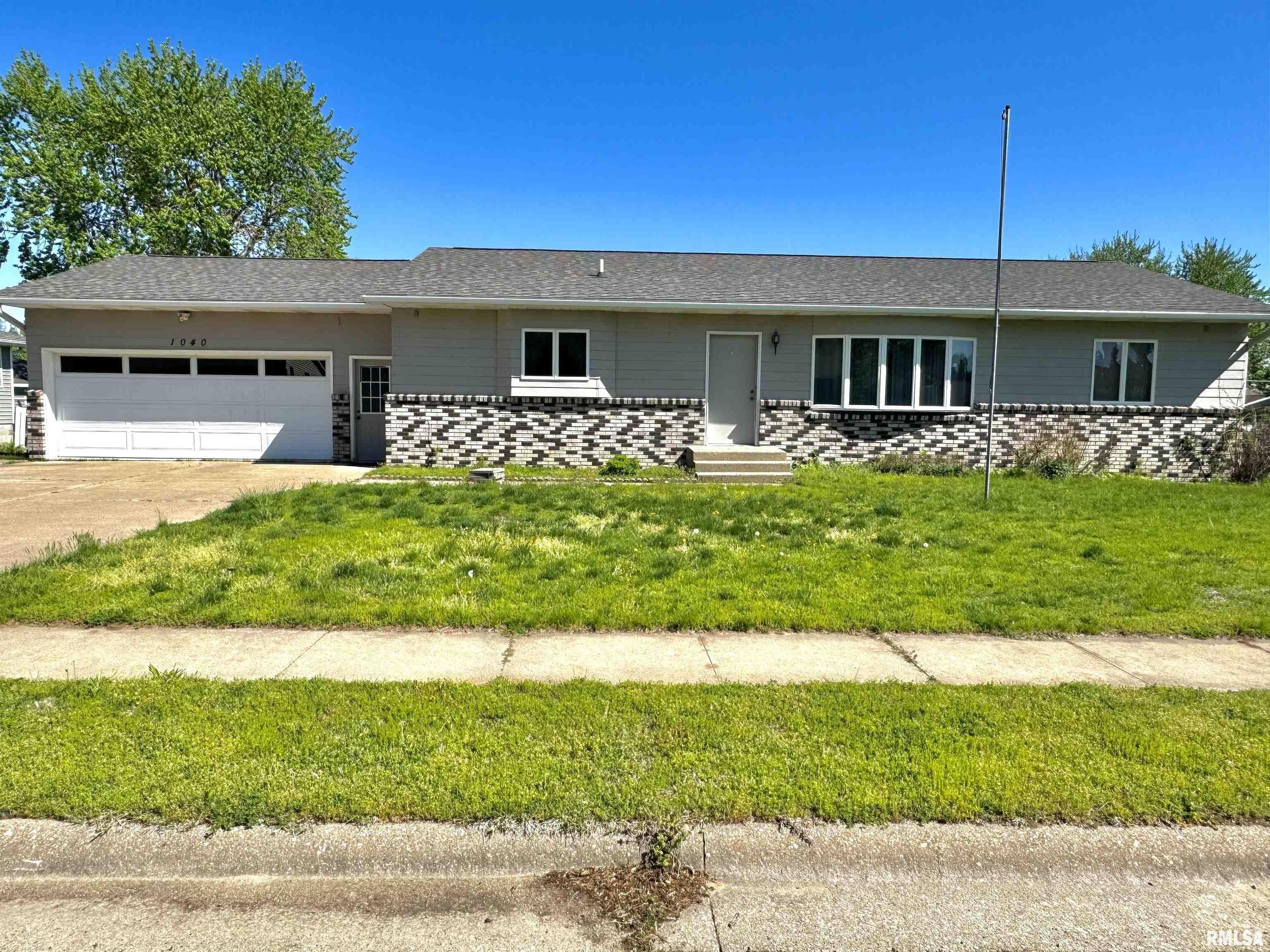 15th Pl, Camanche, IA 52730