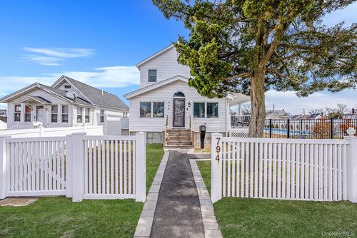 794 Pecan St, Lindenhurst, NY, 11757-5640 | Card Image