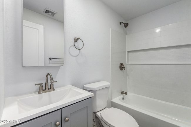 Hallway Bathroom | Image 28