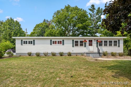 226 Spruce St, Howard City, MI, 49329-9404 | Card Image
