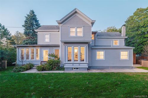 817 Wiggins St, Greenport, NY, 11944-1735 | Card Image